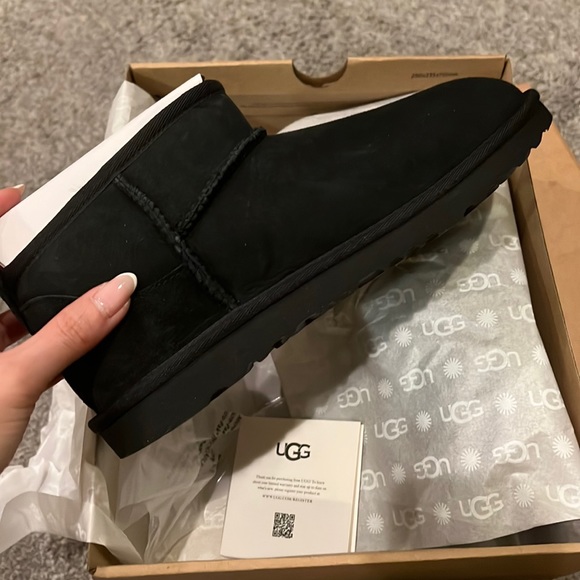 Ugg Ultra Minis - black - size 6 in Kids / women’s 8